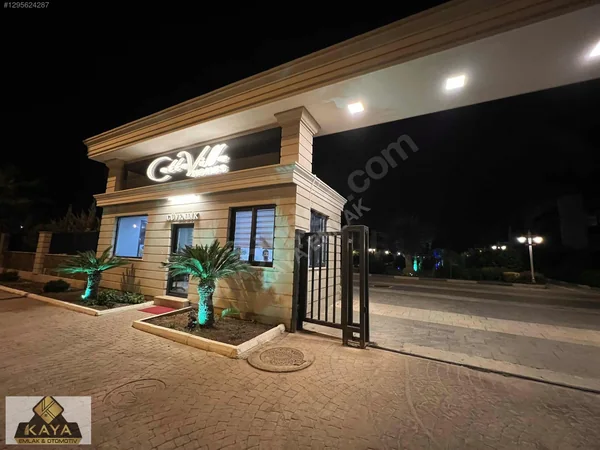 Havuzlu Güvenlikli Lüks Sitede Cam Balkonlu 3+1 Bahçe Katı — fotoğraf 1