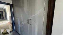 Site kalitesinde giyinme odalı ebeveyn banyolu geniş 2+1 — fotoğraf 8