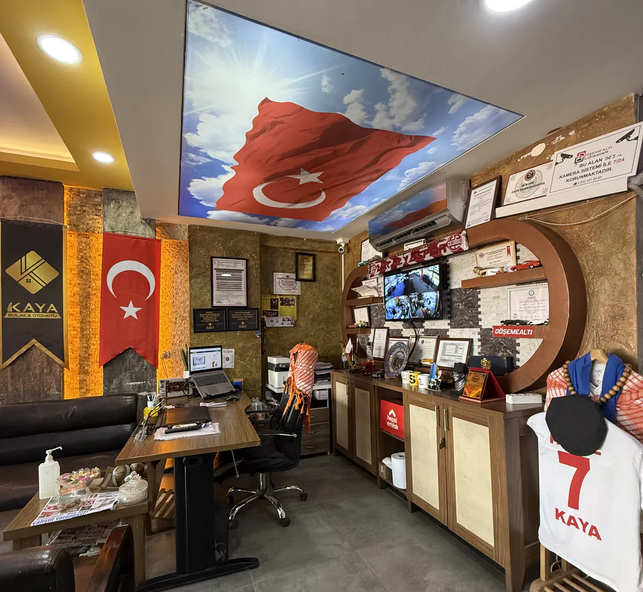 Kaya Emlak & Otomotiv ofis içi